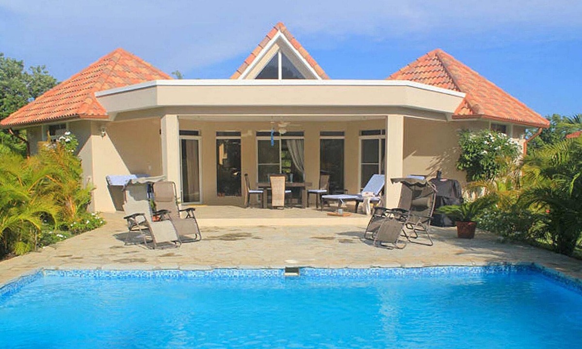 Urbanizacion Tavarez Villa | 2BD inexpensive guest-friendly villa with pool in central Sosua, low downpayment