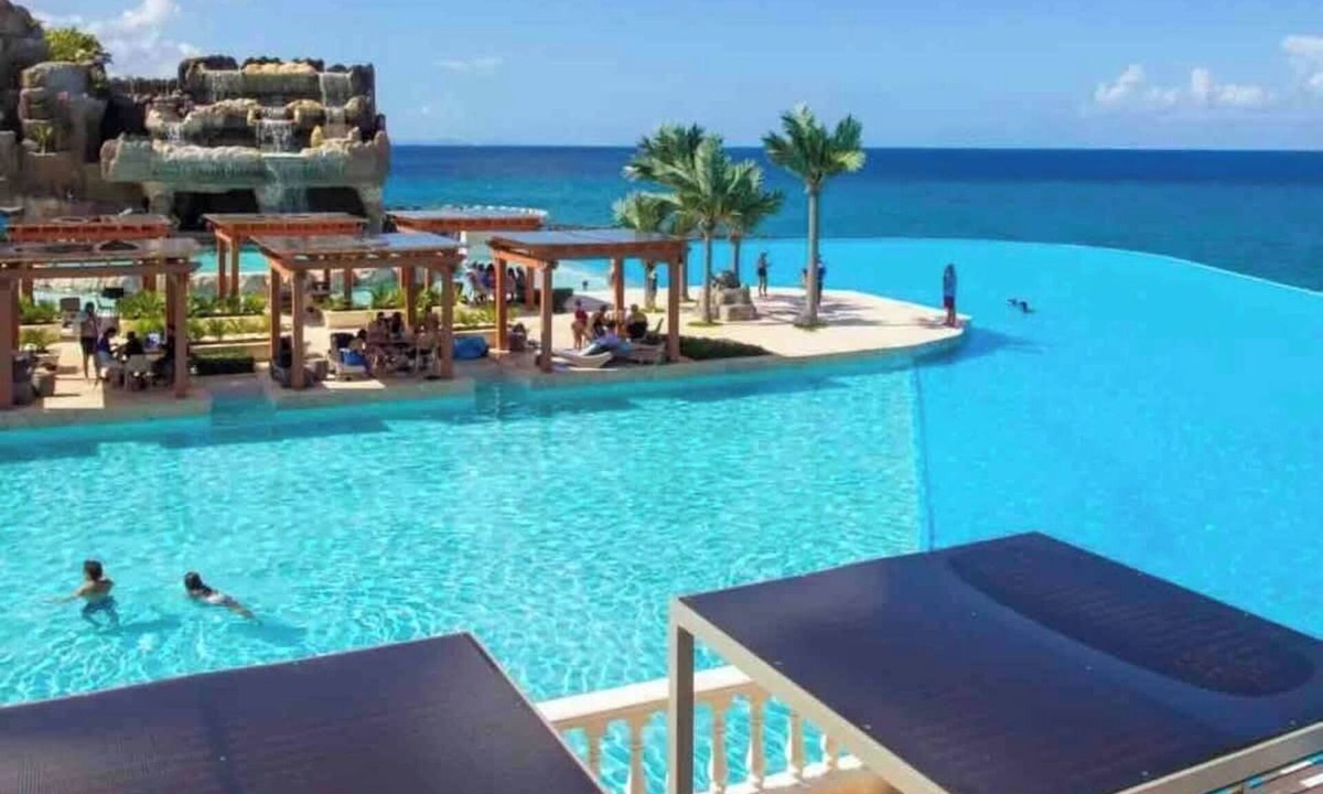 Playa Chiquita Villa | 4 Suites | Huge Yard, Jacuzzi & Sleeps up to 13