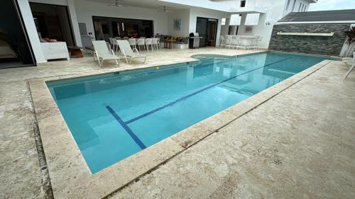 La Iglesia Villa | 5 Bedroom Villa With BBQ & Washer