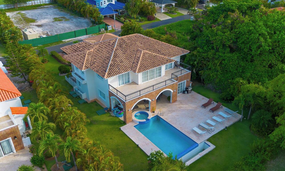 Bavaro Villa | 5BR Golf-Front Villa with Private Pool & Jacuzzi