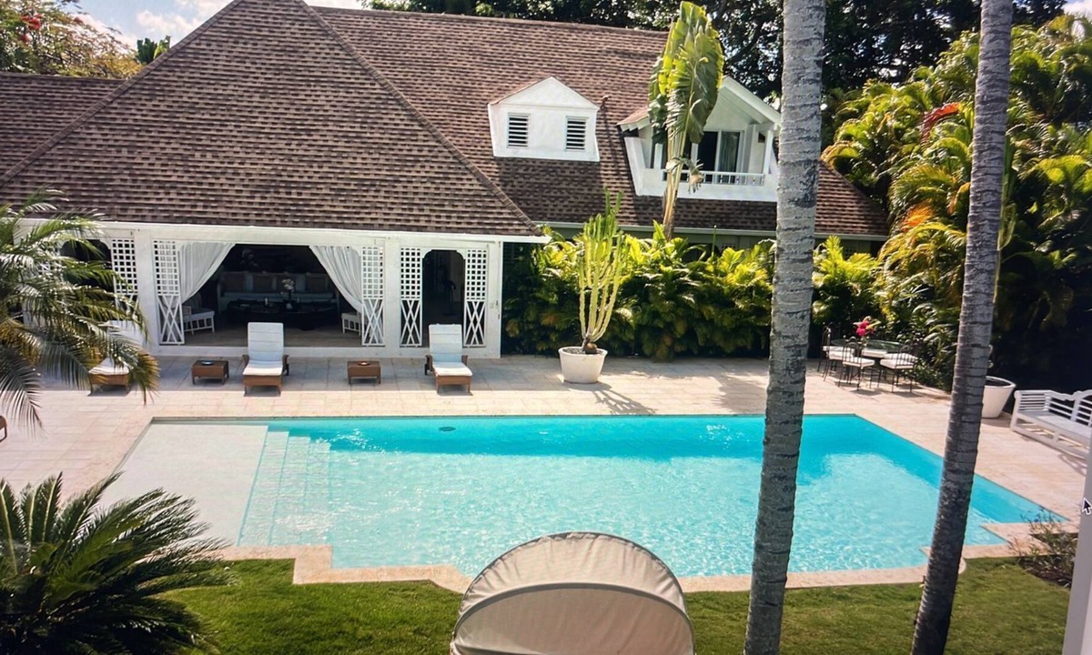 Los Lagos Villa | Cozy Tropical Villa, Just 5 Minutes Walk From the Beach!