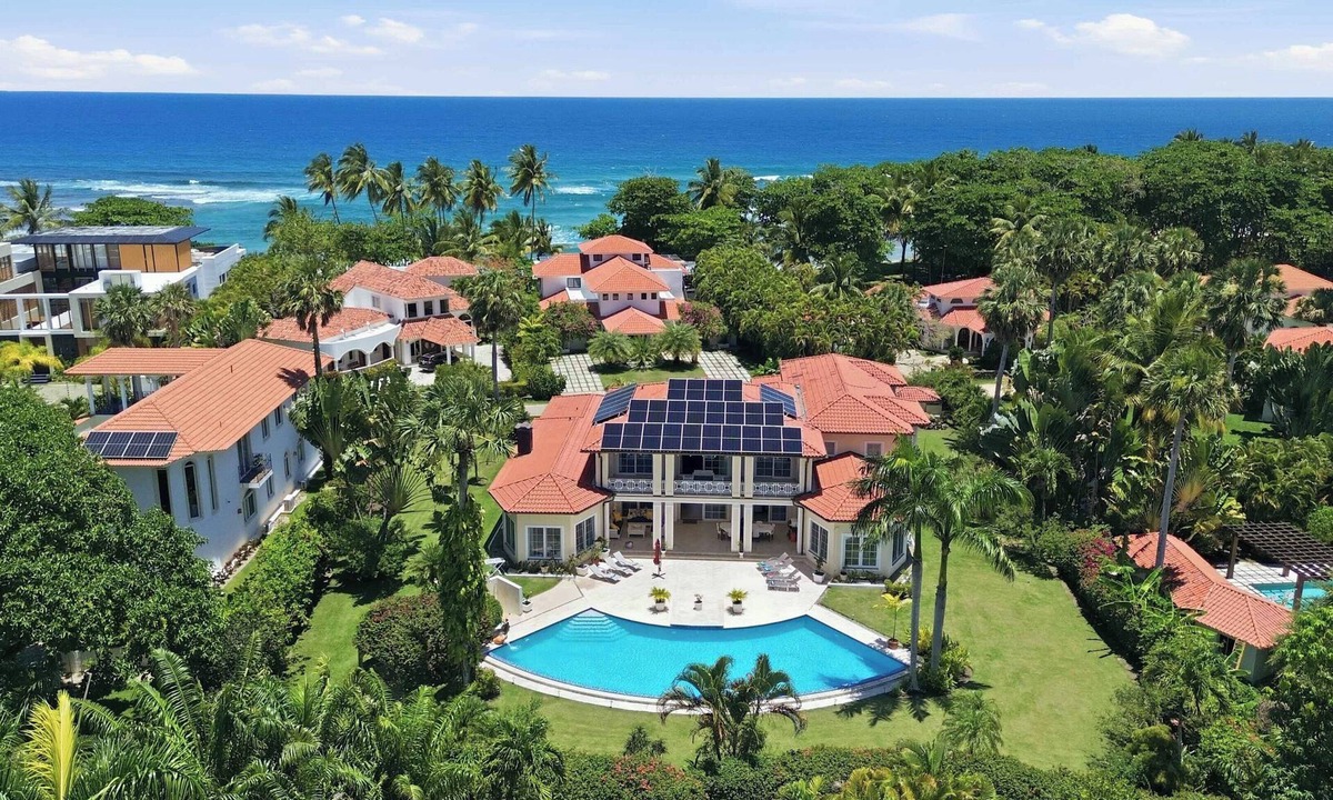 Cabarete Villa | Fabulous 5-bedroom villa with AC, pool and beach access in charming Cabarete.