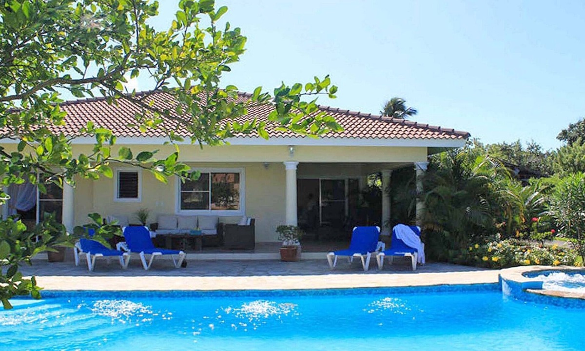 Urbanizacion Tavarez Villa | Kids-Friendly gated residence with childen playground and several sports courts