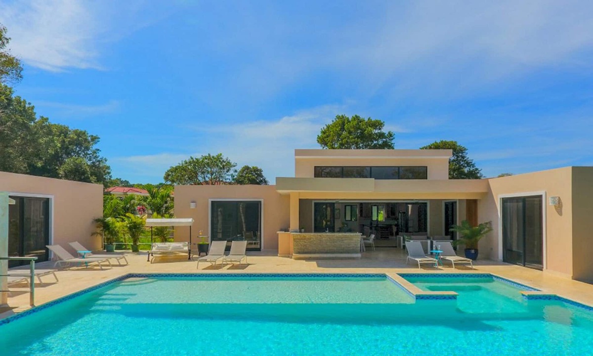 La Mulata Villa | Large Caribbean villa with private pool steps from Sosua