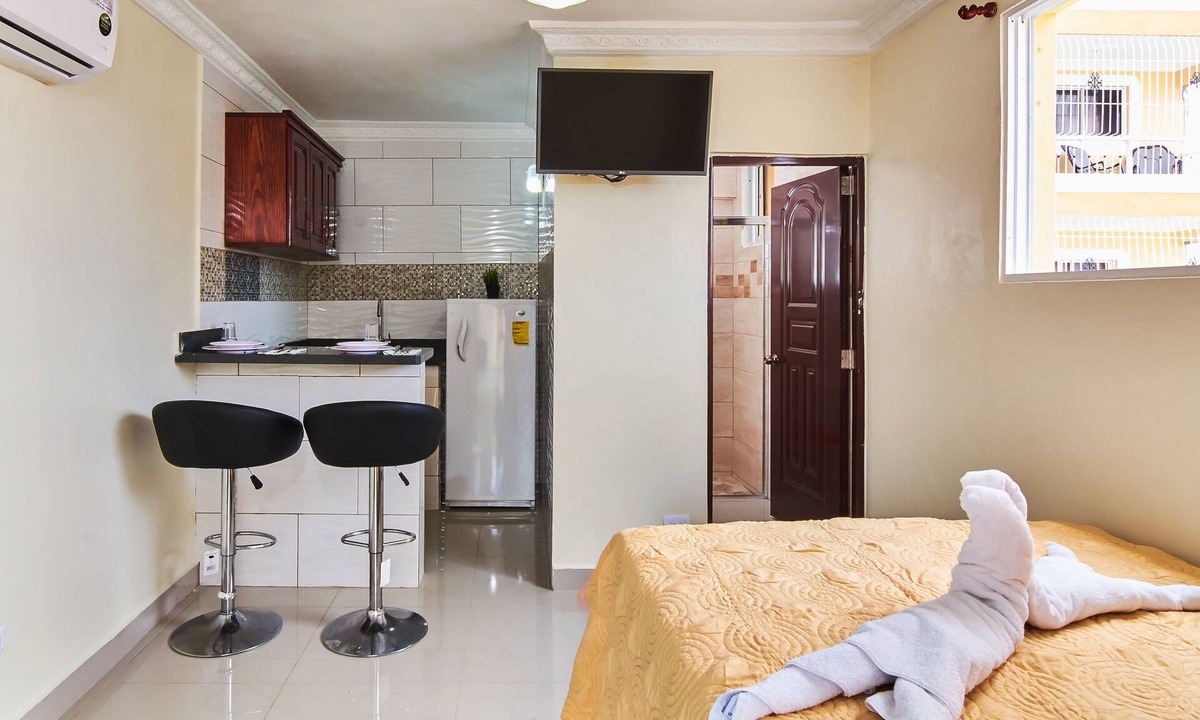 Corales del Sur Apartment | Modern Studio Near Airport Fast WiFi Generator