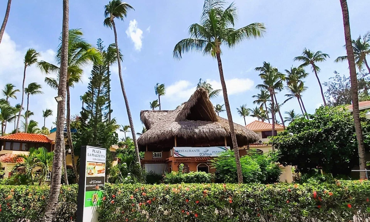Bavaro Hotel | PREMIUM QUEEN BED SUITE CONNECTING Pool and Beach Club - La Piazzetta #73