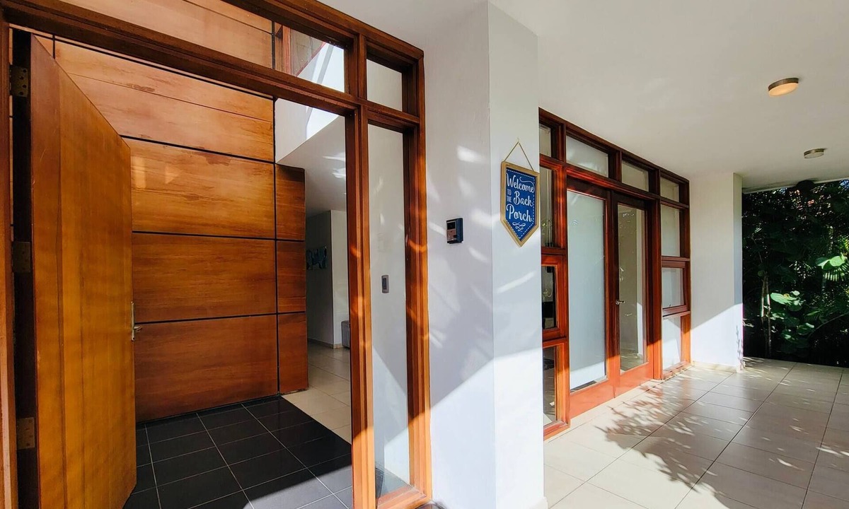Villas Del Mar Villa | Spacious Trendy Villa At Metro Country Club