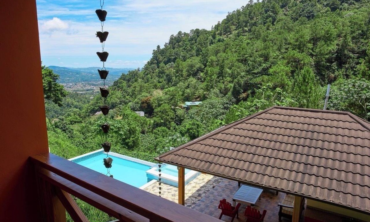 Paso Bajito Cabin | Villa in the Jarabacoa Mountains with a pool, hot tub, and a view of the city