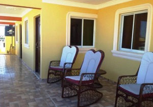 Modern 1-Bedroom Apartment with Private Balcony Fast Wi-Fi Free Parking