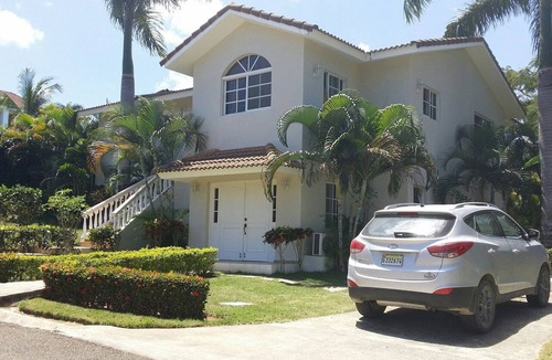 Urbanizacion Tavarez Villa | 4-BDR inexpensive guest-friendly villa with pool in central Sosua, ideal for men