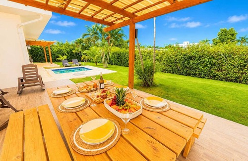 Playa Chiquita Villa | 4 Suites | Huge Yard, Jacuzzi & Sleeps up to 13