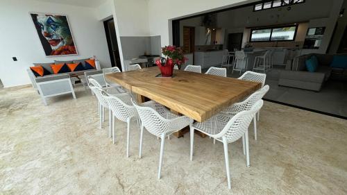 La Iglesia Villa | 5 Bedroom Villa With BBQ & Washer