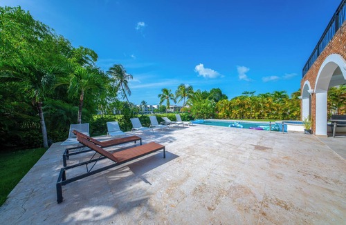 Bavaro Villa | 5BR Golf-Front Villa with Private Pool & Jacuzzi