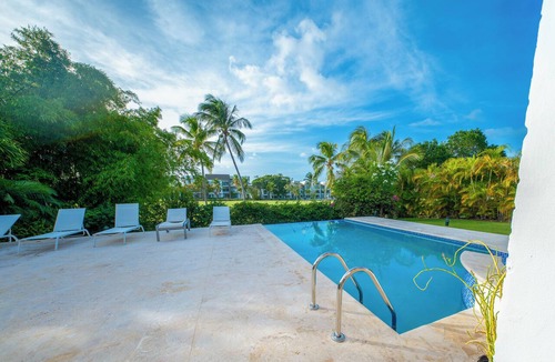 Bavaro Villa | 5BR Golf-Front Villa with Private Pool & Jacuzzi