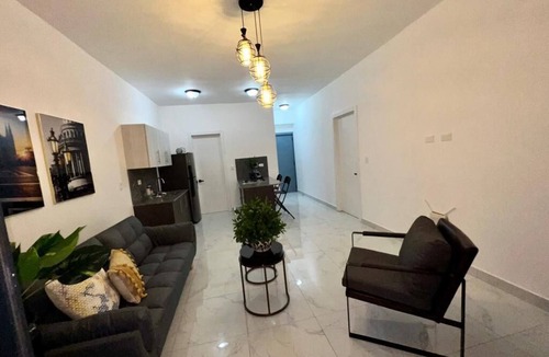 Evaristo Morales Apartment | GABBY'S HEAVENLY APARTMENT WITH JACUZZI + GYM @EVARISTO
