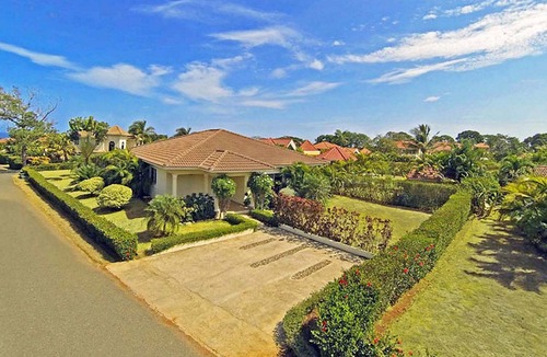 Urbanizacion Tavarez Villa | Kids-Friendly gated residence with childen playground and several sports courts