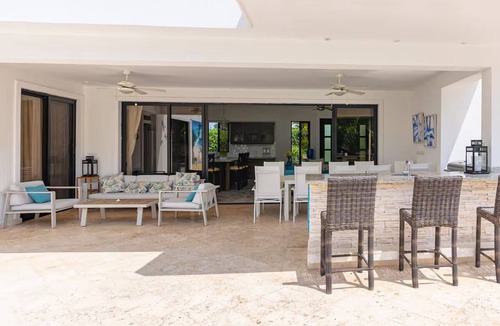 La Mulata Villa | Private, 5 BR, Lg Pool/Lawn, Fenced, Secluded