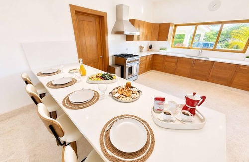 Playa Chiquita Villa | Sleeps up to 22 | Estate Pool 6bd Villa Corner Lot