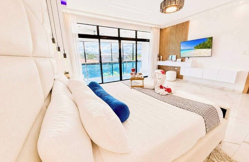 Playa Chiquita Villa | Sleeps up to 40 |8BR, Mini Golf & Largest Pool SOV