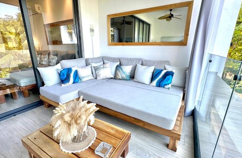 La Ceiba Apartment | Stylish Condo with TreeTops and Ocean Views