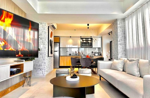 Viejo Arroyo Hondo Apartment | Stylish Upscale Condo, Pool
