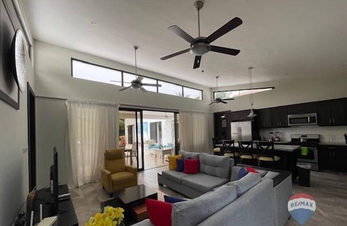 La Mulata Villa | Tropical Escape 3 BR Private Pool/lawn/Fenced