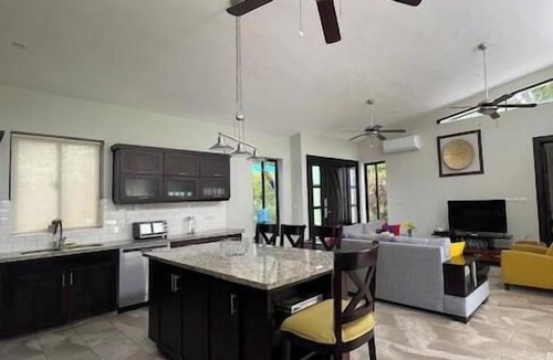 La Mulata Villa | Tropical Escape 3 BR Private Pool/lawn/Fenced