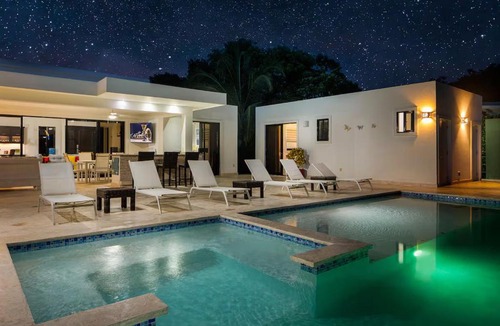 La Mulata Villa | Tropical Escape 3 BR Private Pool lawn Fenced