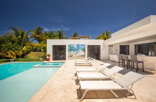 La Mulata Villa | Tropical Escape 3 BR Private Pool lawn Fenced