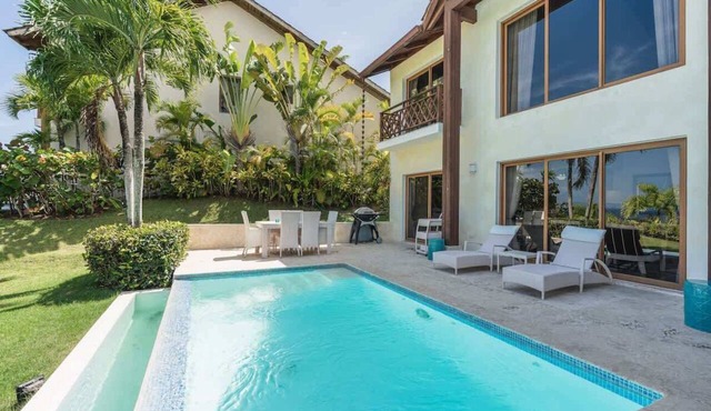 3-BR villa with pool and views in Puerto Bahia