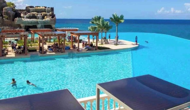 4 Suites | Huge Yard, Jacuzzi & Sleeps up to 13