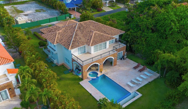5BR Golf-Front Villa with Private Pool & Jacuzzi in Punta Cana