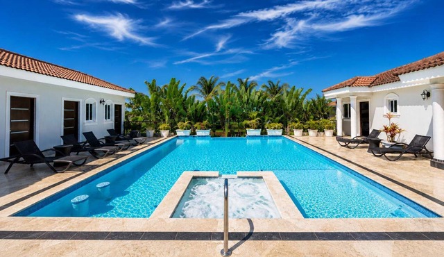 6-Bedroom Villa Solar Power 3 Indoor + 3 Outdoor Suites