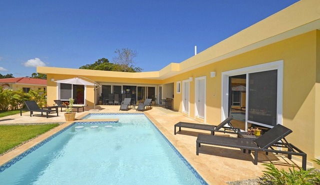 A villa, a beer and 3 chicas