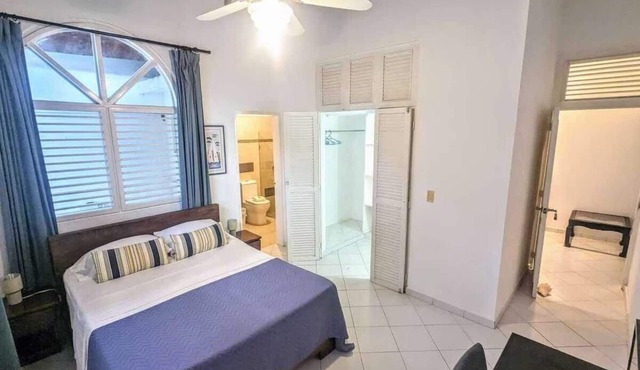 Ace Holiday Room w. Private Bath in Colonial Villa