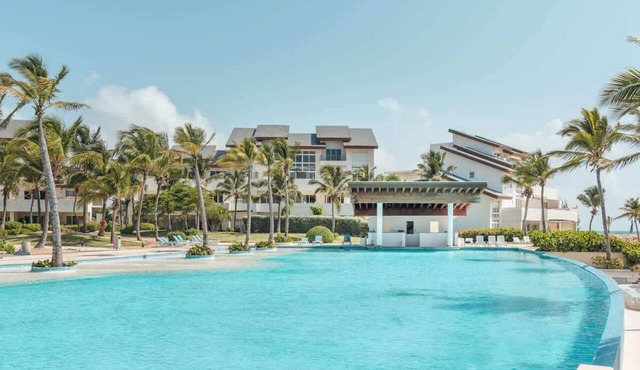 Beachfront Apartment with Pool & Ocean Views