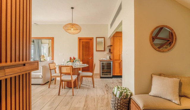 Beachfront Renovated-2-bedroom Apt. Rooftop covered outdoor kitchen and jacuzzi. in El Portillo
