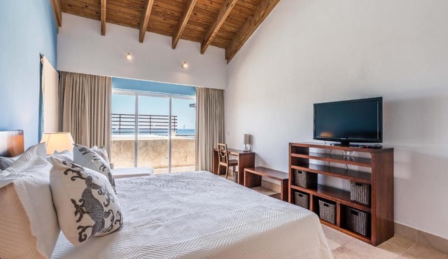 Beachfront w Jacuzzi SotoGrande 2BR CC4 in Punta Cana