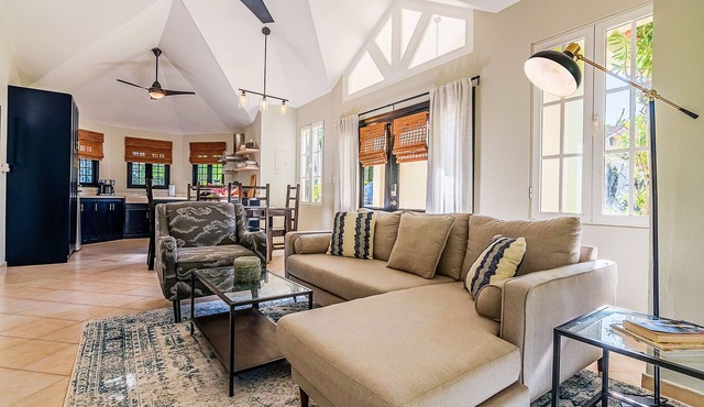 Beautiful 2 bed/2 bath villa with private pool, minutes from the beach!