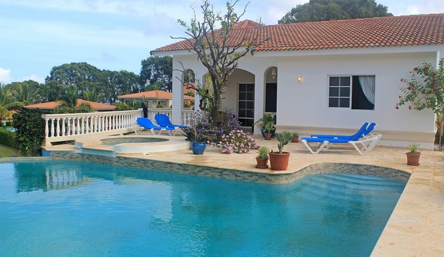 Chica-friendly private villa steps from beach, clubs, restaurants, shops, bars!