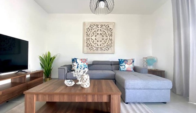 Elegant and spacious villa with pool and jacuzzi near the beach in carretera san pedro de macorix y la romana