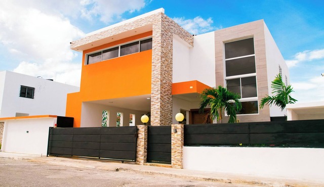 Dolce Vita 3BR Pool + BBQ WIFI 5 Min Beach in Distrito Caleta