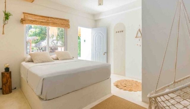 Dreamer Economy Room · Queen Bed · Lagoon Access · Breakfast Included