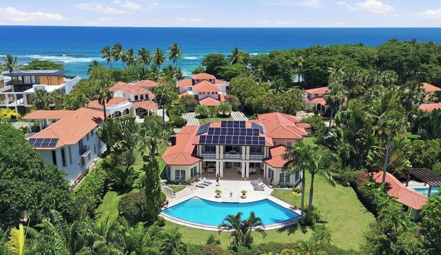 Fabulous 5-bedroom villa with AC, pool and beach access in charming Cabarete. in Cabarete