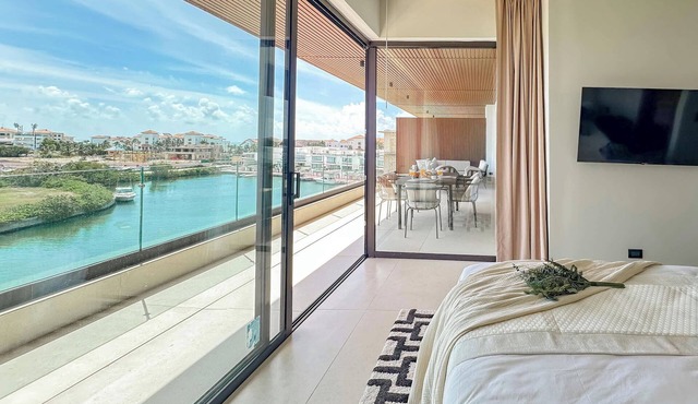 Fantastic new Penthouse w/private rooftop and BBQ