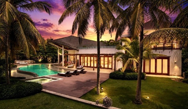 Golf Founders 28 with 8 bedrooms and full staff
