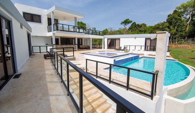 Guest-friendly villa, private pool, 5BD/5BT, shuttle bus, BBQ/internet/cable TV