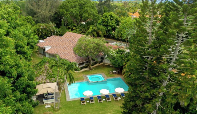 Just 3 min from the beach and facing the golf course. in La Romana