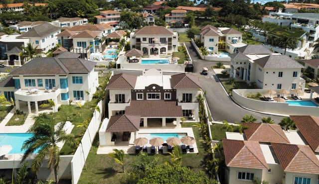 Luxurious Villas featuring The Crown Villas, The Royal Villas, and Villa Park.