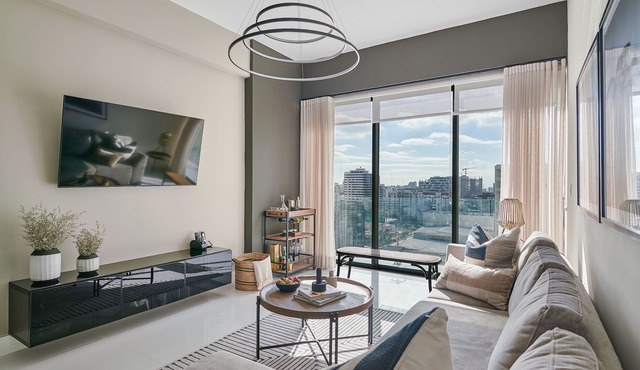 Luxury Modern Apt w/Balcony+Skyline Views+Pool+Gym